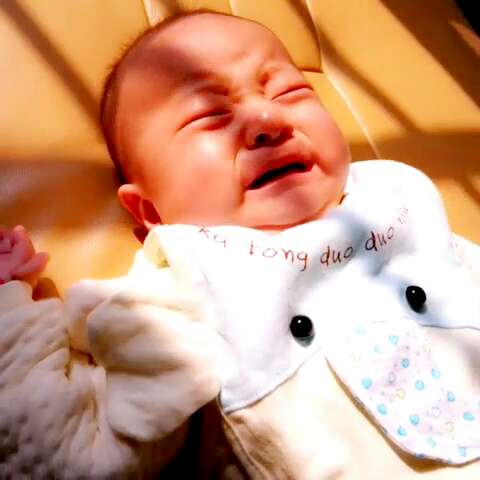 宝宝哭闹厉害是不是肠胀气,宝宝哭闹不止肠绞痛