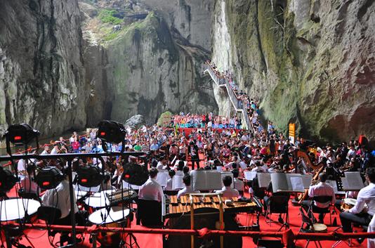 一曲求索、控诉和追问的哀歌，一部人类灵魂生活和精神追求的挽歌