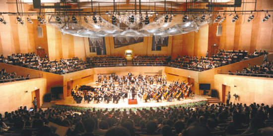 一曲求索、控诉和追问的哀歌，一部人类灵魂生活和精神追求的挽歌