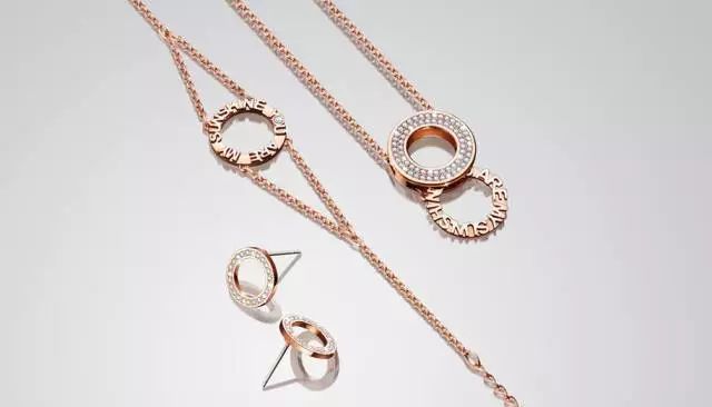 圣诞节送女友什么礼物才会显得不落俗套，看起来实用又有品味？！