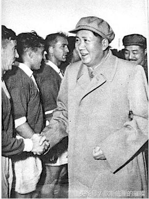 毛主席生前酷爱足球和乒乓球，几张照片纪念主席生日