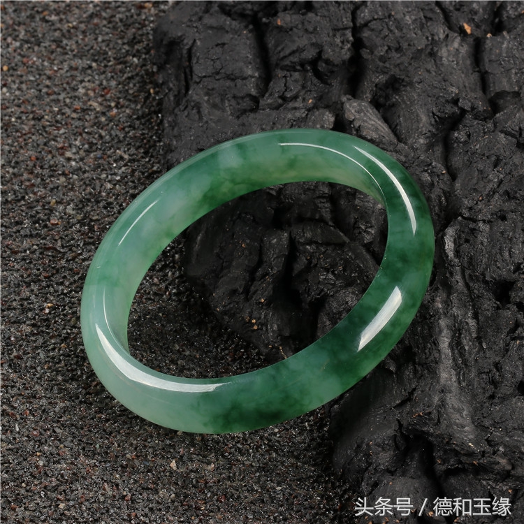 翡翠手镯过时吗,翡翠手镯圆管的是不是过时了