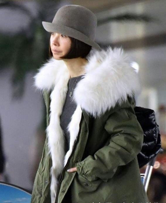 何穗和明星同台肤色对比,何穗穿礼服