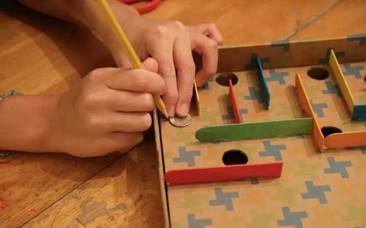 快递箱子做玩具,用快递盒做游戏机双人简单