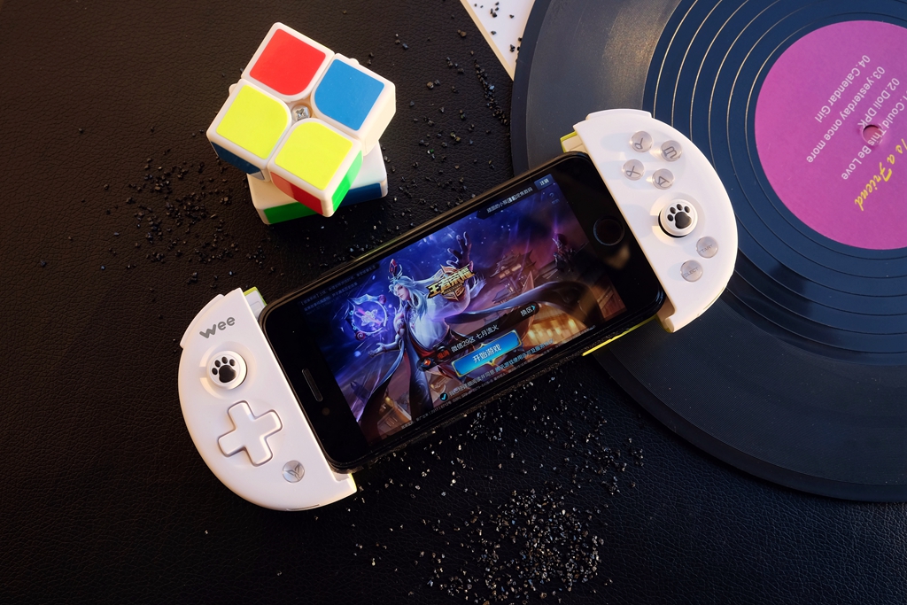 用触摸屏打游戏的朋友可以放下了，被229元手柄的体感震撼到了