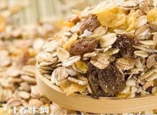 指甲有凹陷是什么原因引起的,中指甲凹陷是什么原因引起的