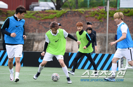 金俊秀李起光,金俊秀出场秀