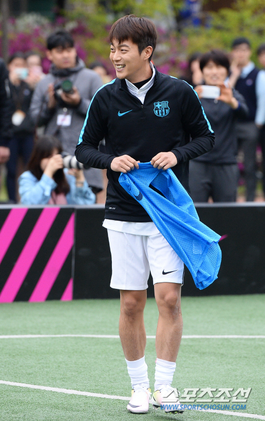 金俊秀李起光,金俊秀出场秀