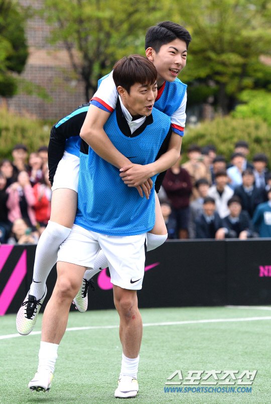 金俊秀李起光,金俊秀出场秀