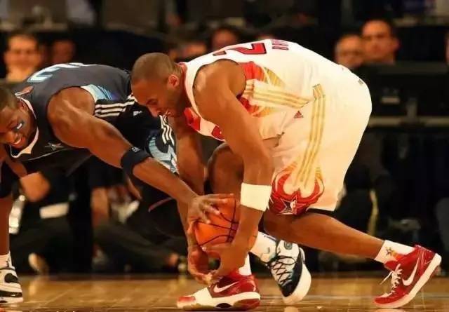 那些年科比穿过的球衣,那些年科比隔扣