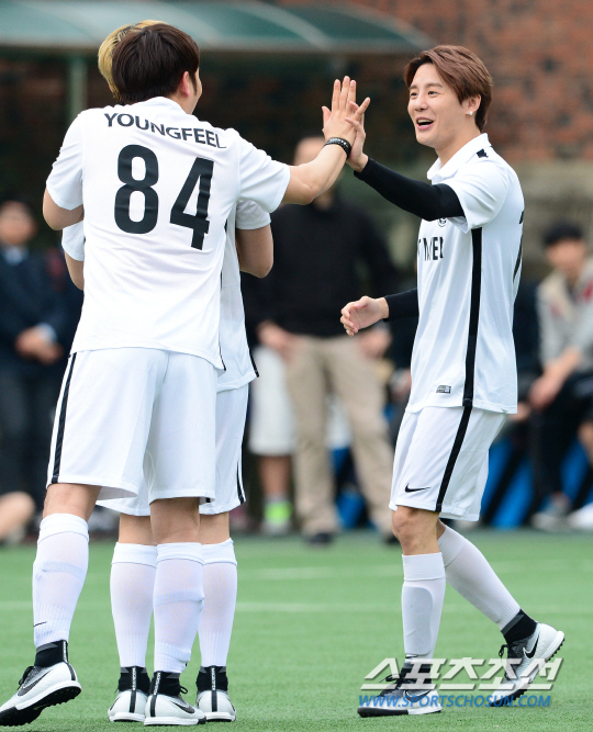 金俊秀李起光,金俊秀出场秀