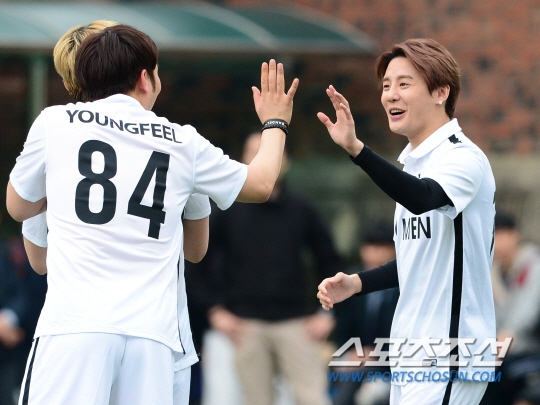 金俊秀李起光,金俊秀出场秀