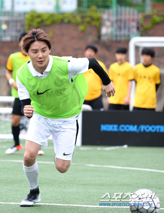 金俊秀李起光,金俊秀出场秀