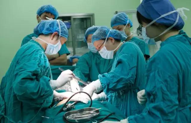 子宫肌瘤像大山一样，竟死死地挡住了宝宝出生的道路！