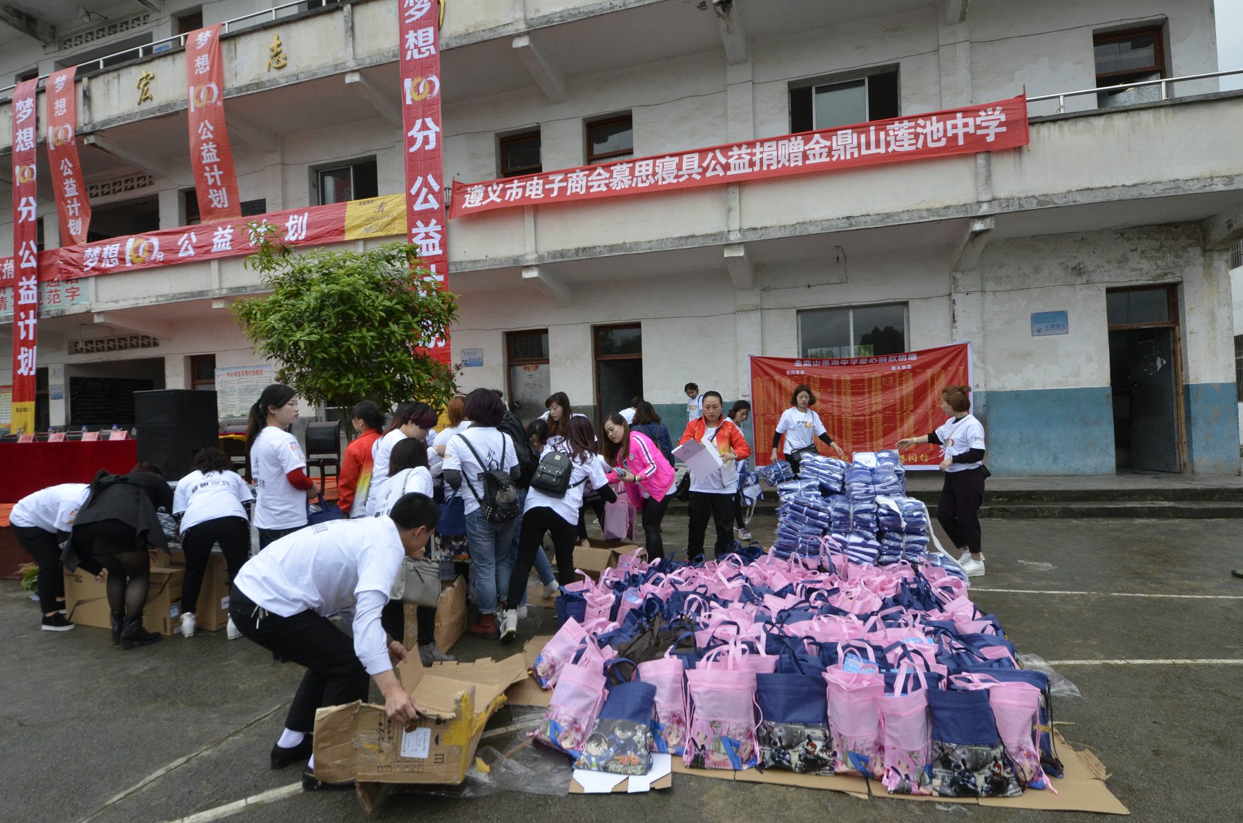 梦想100分公益计划走进遵义亚洲足球先生郑智为孩子加油鼓劲