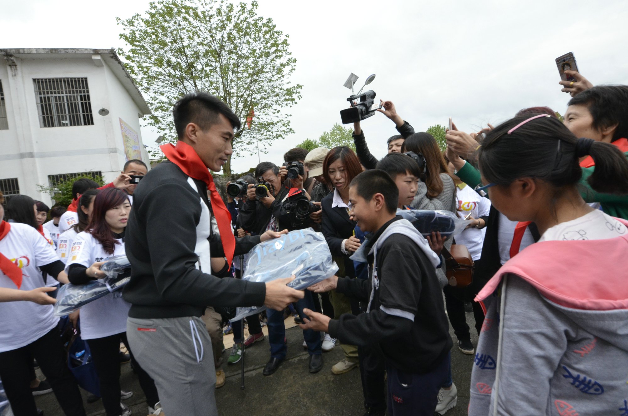 梦想100分公益计划走进遵义亚洲足球先生郑智为孩子加油鼓劲