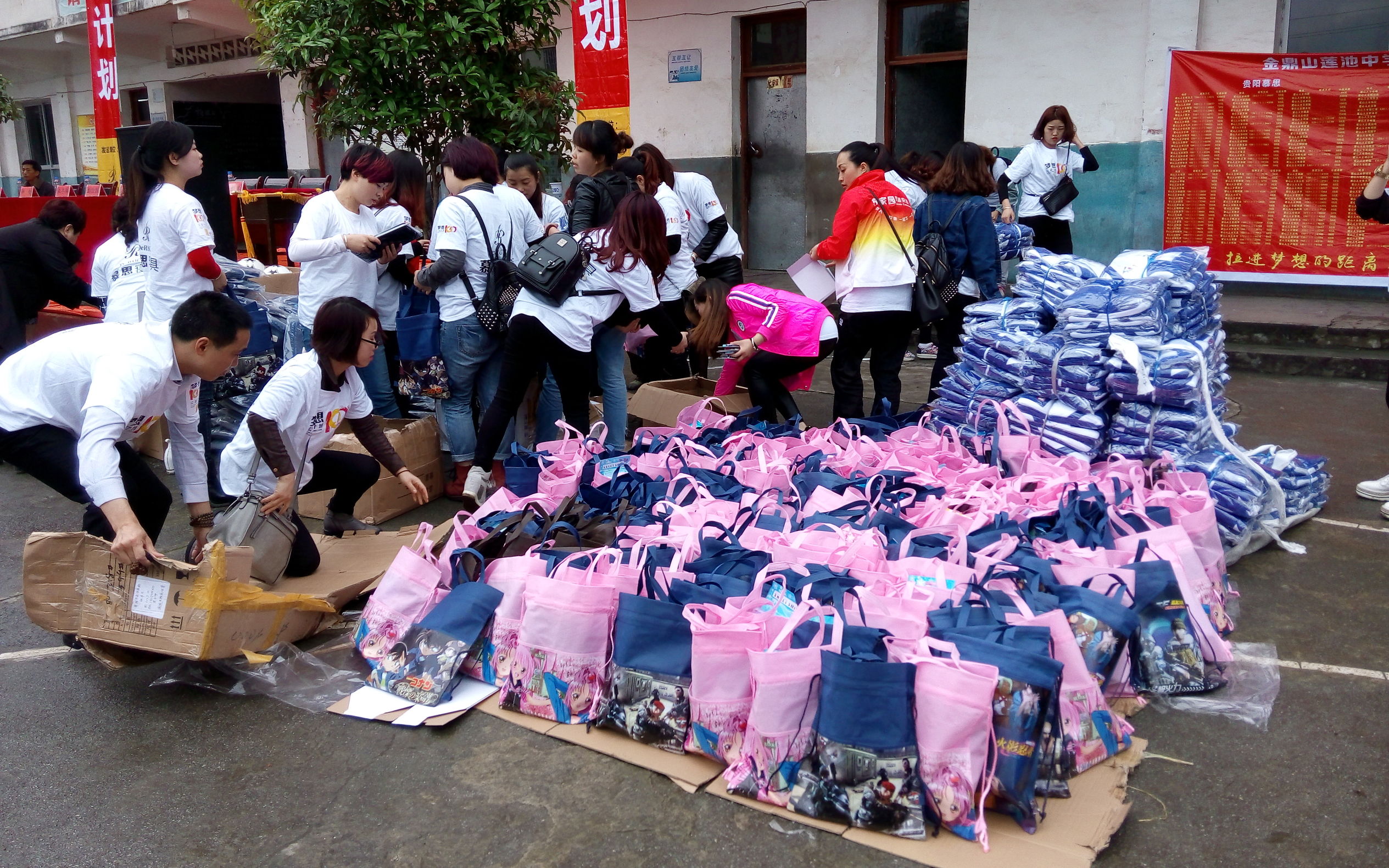 梦想100分公益计划走进遵义亚洲足球先生郑智为孩子加油鼓劲