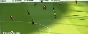 叹为观止的足球花式,足坛那些神来之笔的高能过人瞬间