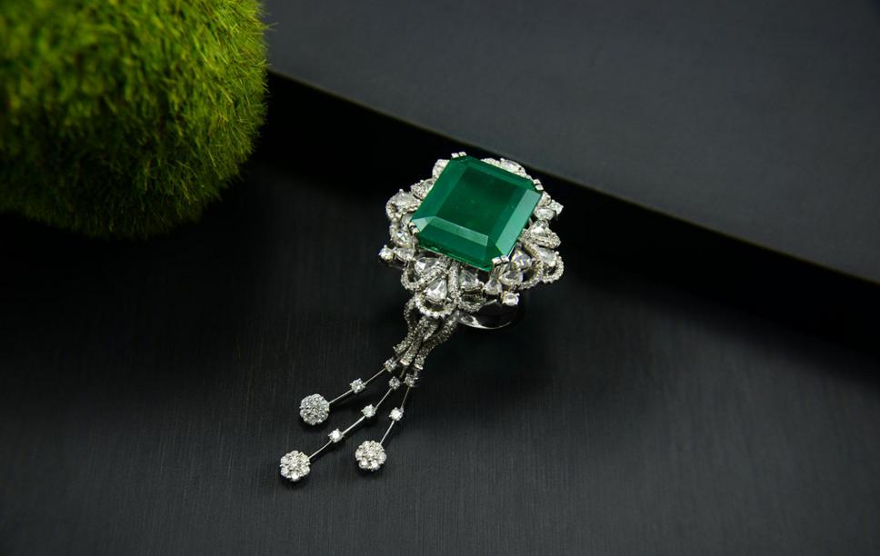 佩戴钻戒的寓意,佩戴祖母绿的好处