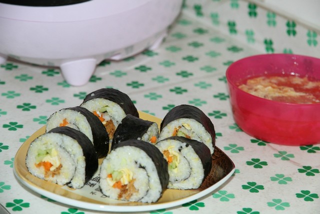 假期在家带娃做美食,简单易学在家就能做的紫菜包饭