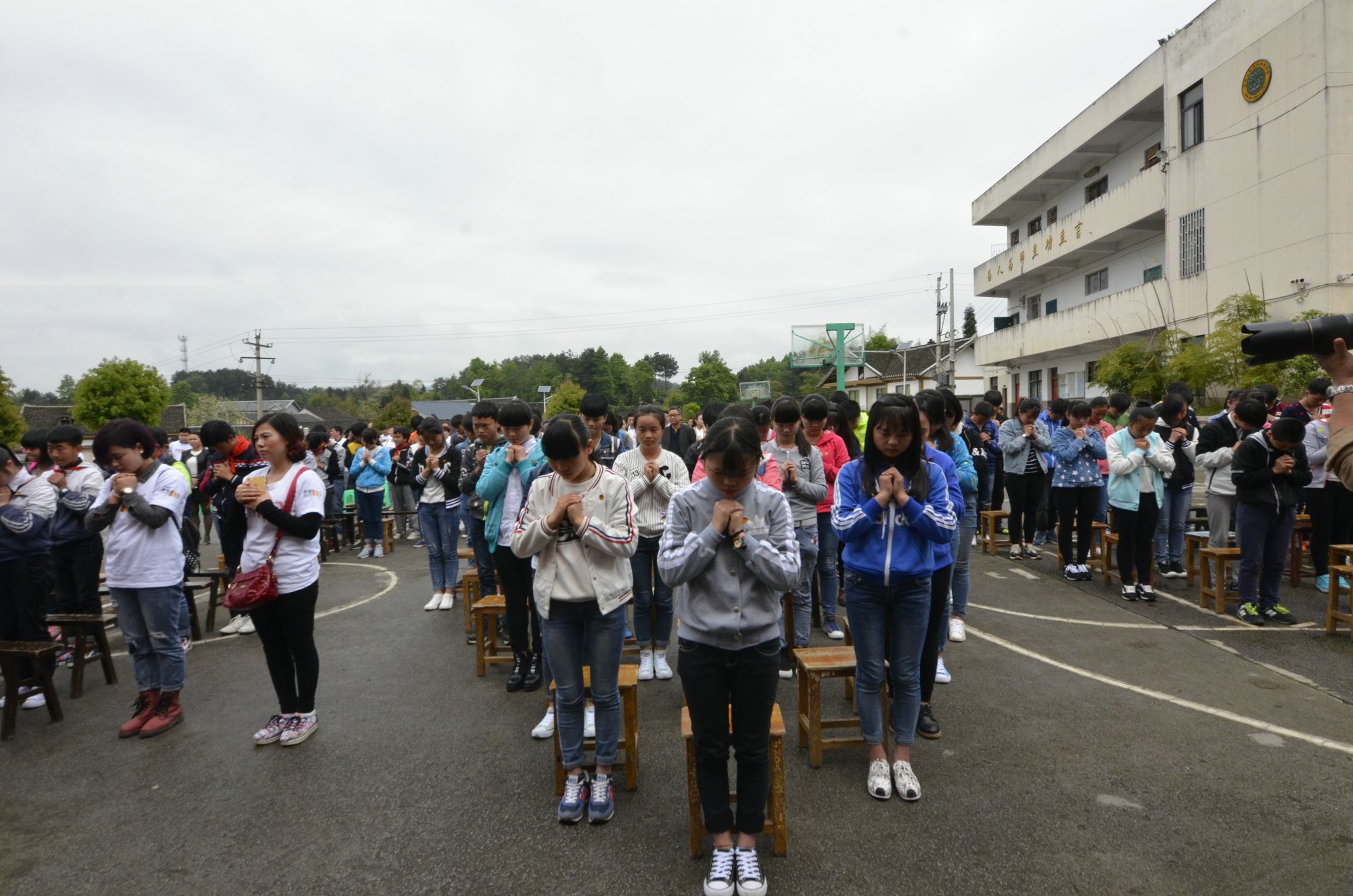 梦想100分公益计划走进遵义亚洲足球先生郑智为孩子加油鼓劲