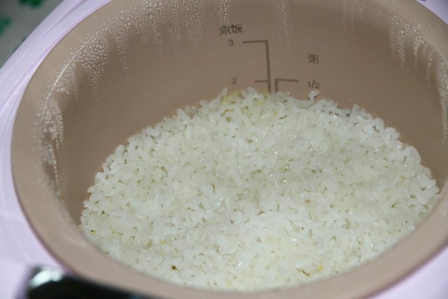 假期在家带娃做美食,简单易学在家就能做的紫菜包饭