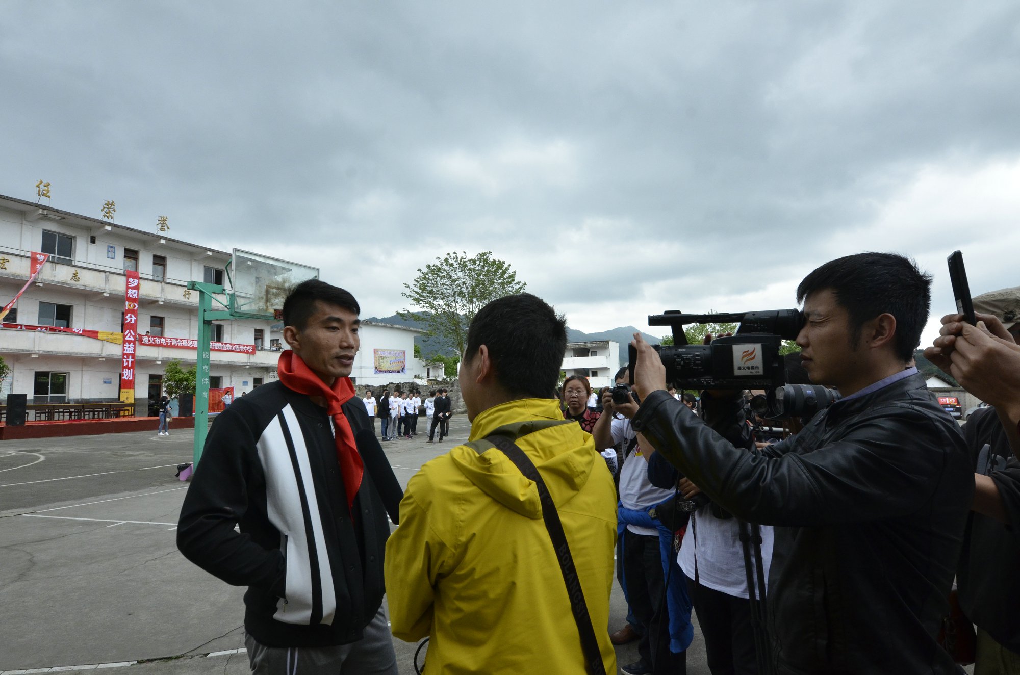 梦想100分公益计划走进遵义亚洲足球先生郑智为孩子加油鼓劲