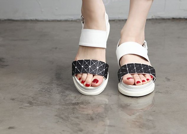 清爽时尚凉鞋穿搭,简约中学生休闲凉鞋