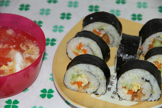 假期在家带娃做美食,简单易学在家就能做的紫菜包饭