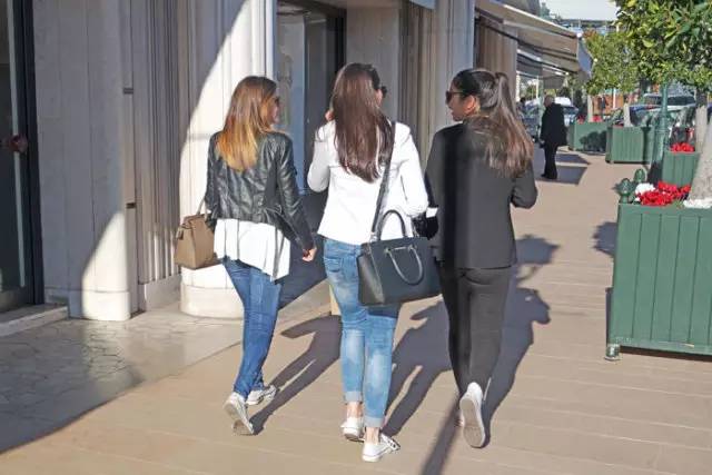 “半小时遇到4个同款”|留学生撞包大调查