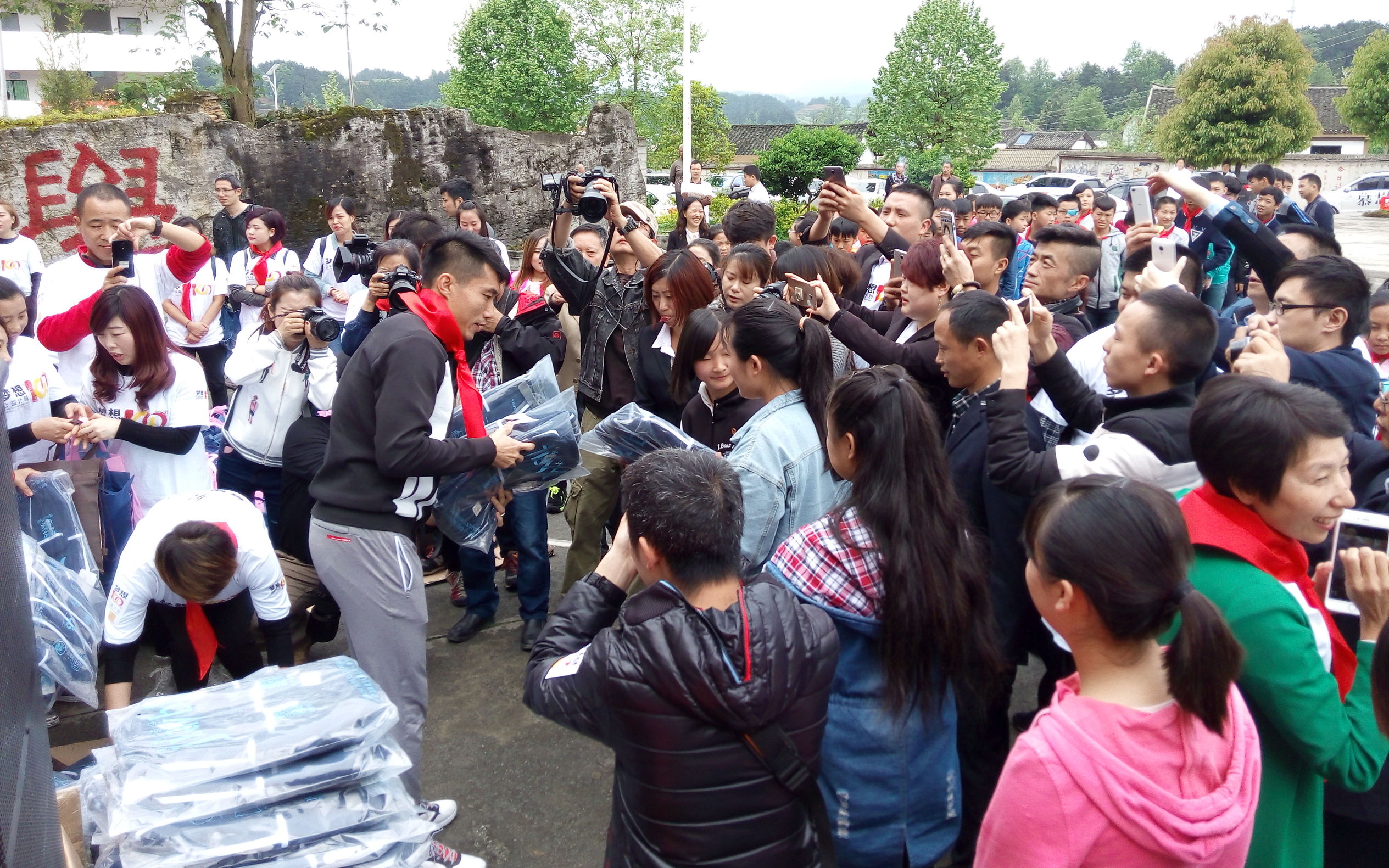 梦想100分公益计划走进遵义亚洲足球先生郑智为孩子加油鼓劲