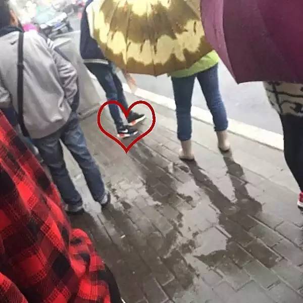 这双鞋有一个奇葩的名字，想必你们都知道了，叫TMD！