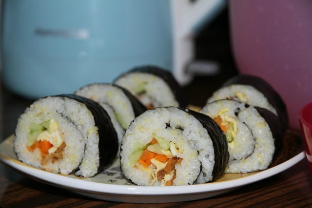 假期在家带娃做美食,简单易学在家就能做的紫菜包饭