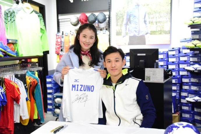 球员动态｜王燊超帅气出席代言品牌签售会