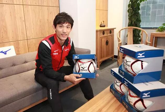 球员动态｜王燊超帅气出席代言品牌签售会