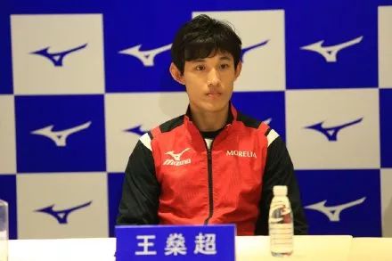 球员动态｜王燊超帅气出席代言品牌签售会