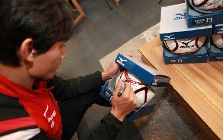 球员动态｜王燊超帅气出席代言品牌签售会