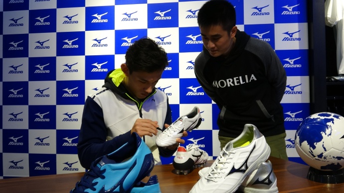 球员动态｜王燊超帅气出席代言品牌签售会