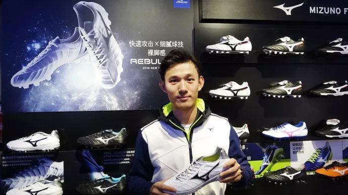 球员动态｜王燊超帅气出席代言品牌签售会