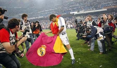 铁汉柔情，足球场上那些让你落泪的瞬间