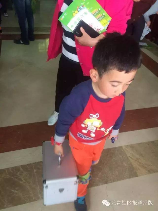 健康药箱走进通州社区大爷大妈不要太激动