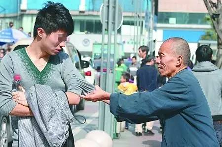 乞讨还是行骗？在望京遇到这俩人，别轻易掏钱