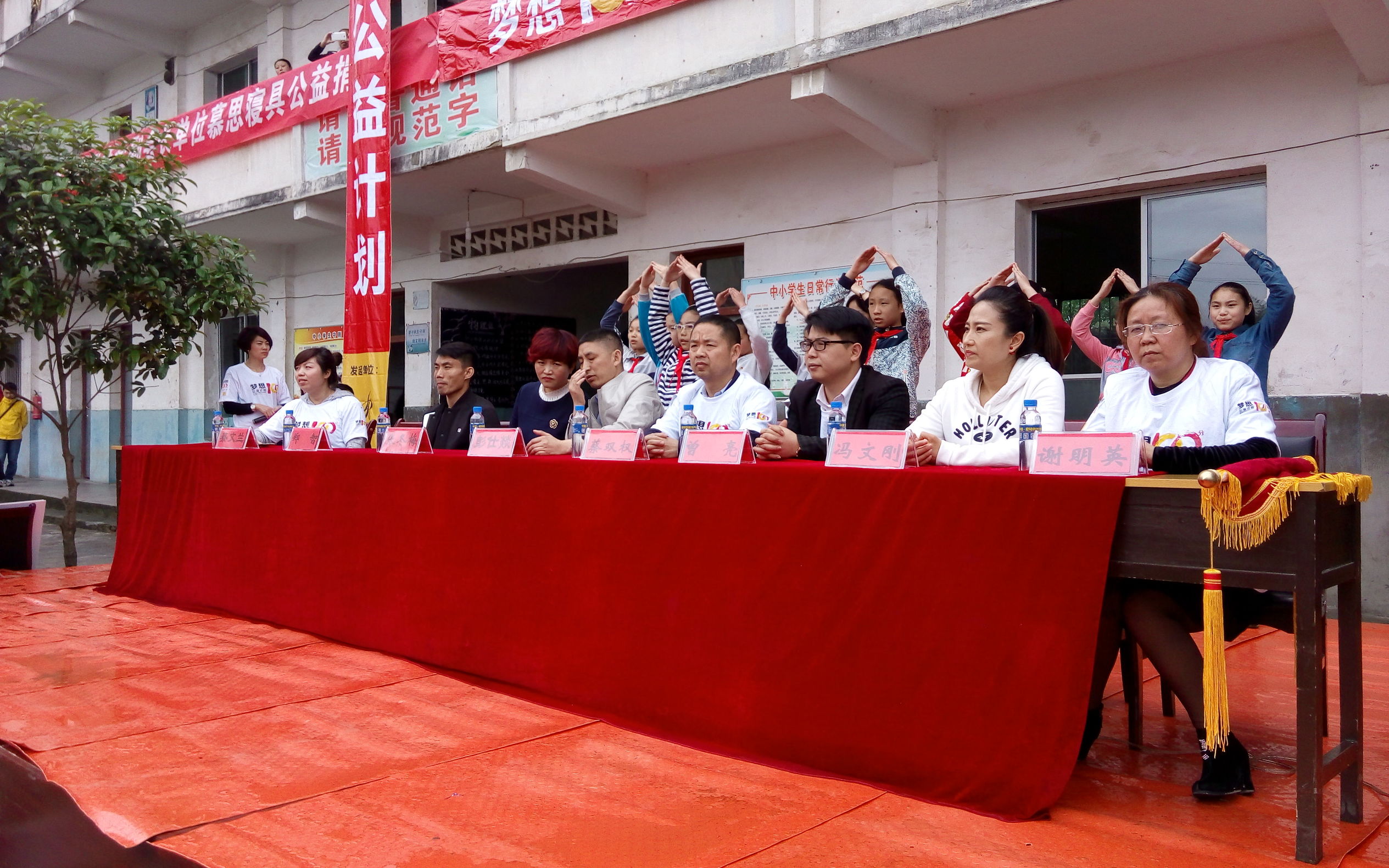 梦想100分公益计划走进遵义亚洲足球先生郑智为孩子加油鼓劲