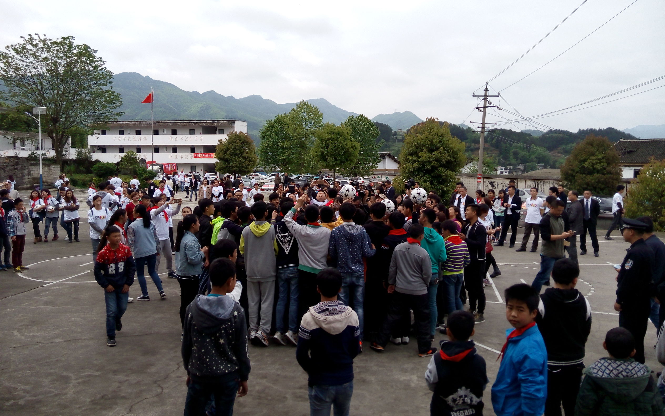 梦想100分公益计划走进遵义亚洲足球先生郑智为孩子加油鼓劲