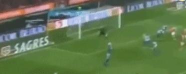 把球传进球门实拍,把球传进球门最完美gif