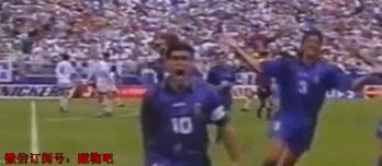 把球传进球门实拍,把球传进球门最完美gif