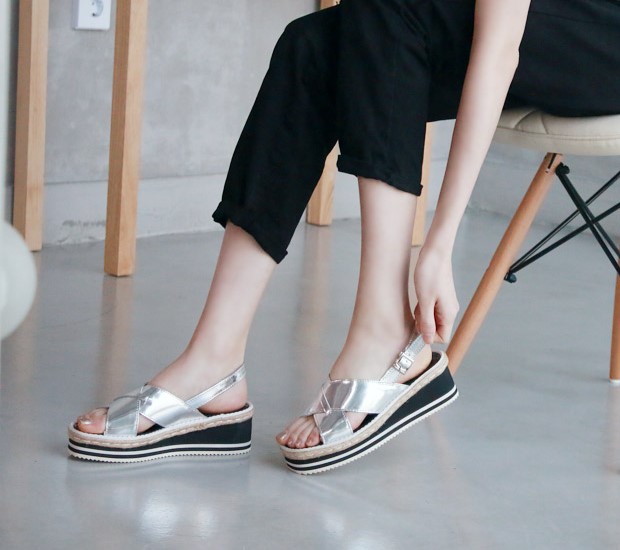 清爽时尚凉鞋穿搭,简约中学生休闲凉鞋