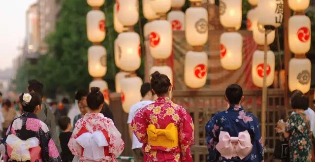 曼莉专栏｜葡萄*妞小**随妈游日本