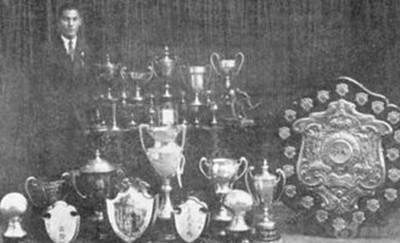 中国足球最牛的男人，铁腿远射把对手踢吐血，打死不替日本人踢球