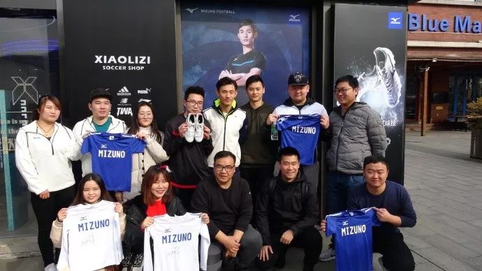 球员动态｜王燊超帅气出席代言品牌签售会